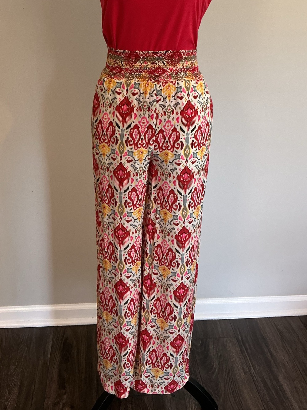 Alice + Olivia Red Tank with Multicolor Printed Wide-Leg Pants